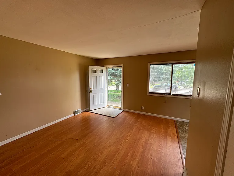 2264 Stieber St — Photo 4