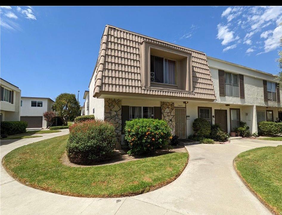 Closer view of end unit townhouse