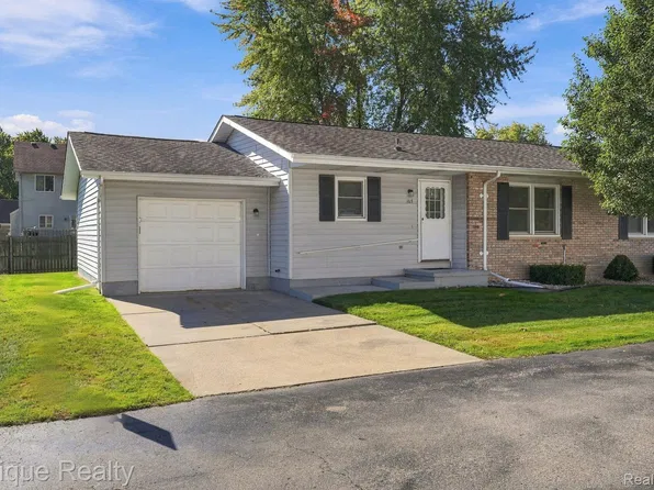 103 Joan Ct, Marysville, MI 48040