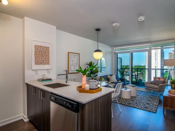19 Erskine Ave #806, Toronto, ON M4P 1Y5