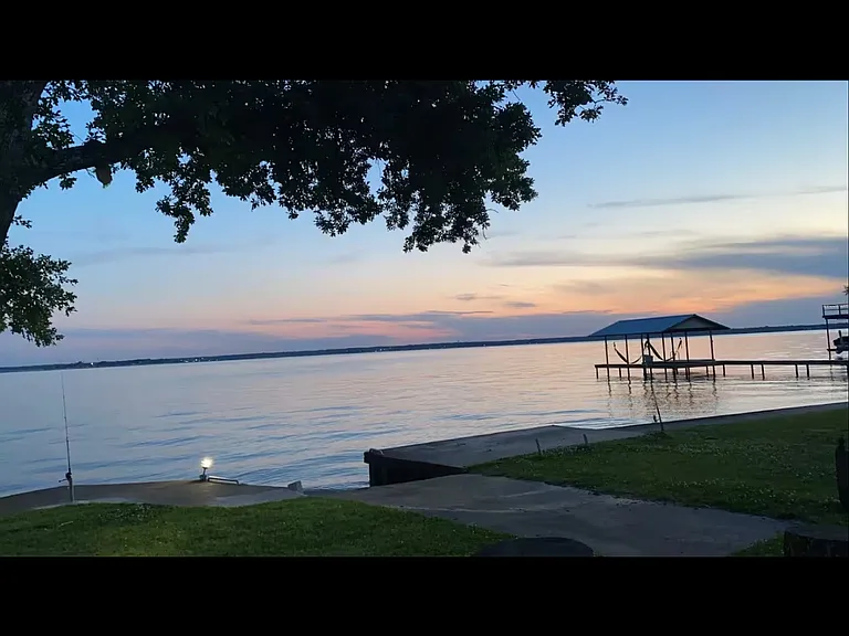 325 Bay Ct — Photo 3