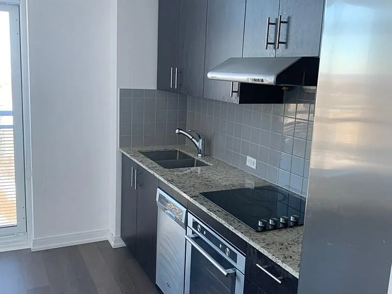 255 Village Green Sq #Penthouse 08 — Photo 4
