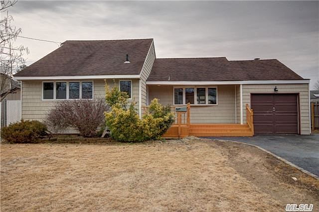 1st image of 8 Thomas Dr