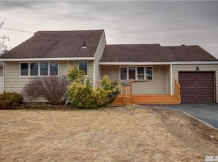 8 Thomas Dr, North Babylon, NY 11703