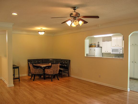 5th image of 127 Elmwood Dr