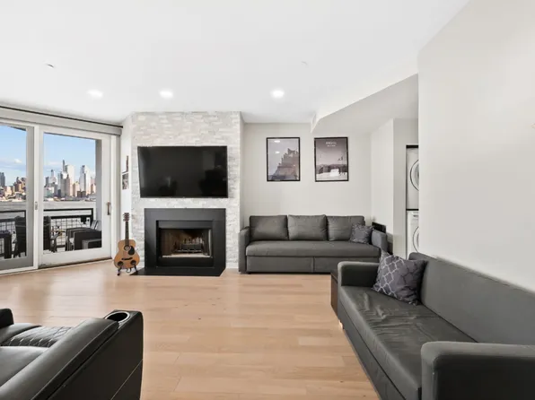 600 Harbor Boulevard image 2 of 28