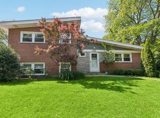305 Wilshire Dr W, Wilmette, IL 60091