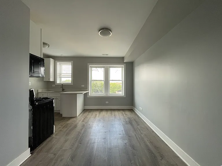 722 N Austin Blvd #1E — Photo 2