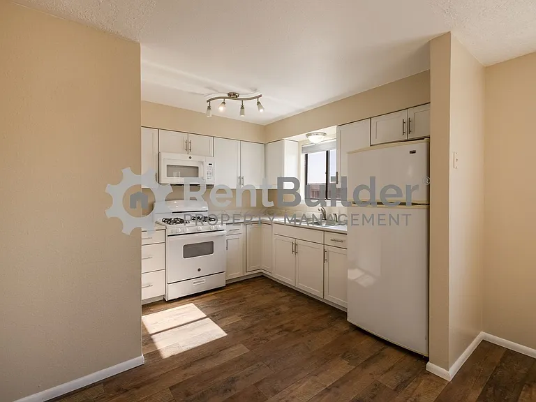 301 Geraldine Loop SE — Photo 5