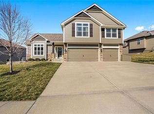 700 Tomahawk Ct, Smithville, MO 64089