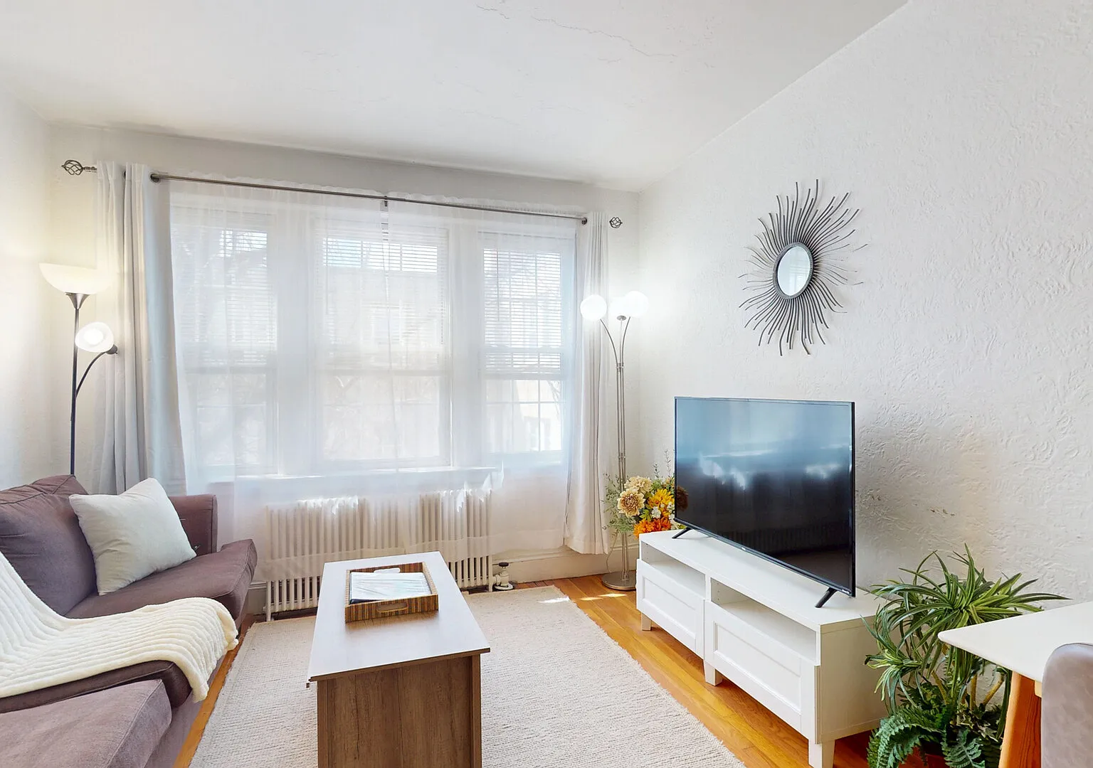Kil9043 Sunny, Renovated, Furnished 1-Bed, Close To Bu, Bc, Mbta — Photo 1