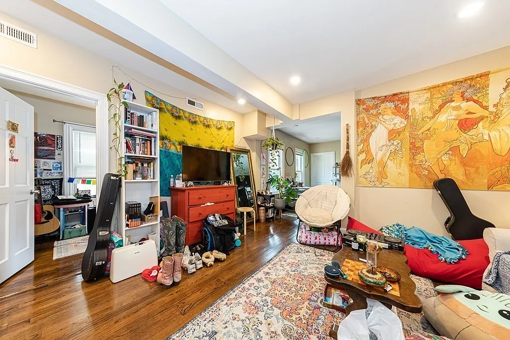 4 bed, 999 sqft, $5,000 — Photo 2