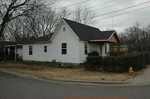 1st image of 819 W 2nd Ct