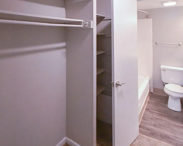 Tivoli Apartments — Photo 11