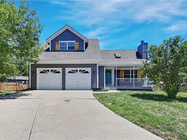 1102 Huntington Ln, Greenwood, MO 64034