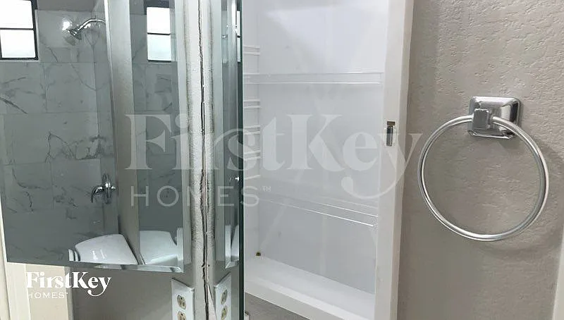 3 bed, 2.0 bath, 1180 sqft, $2,085 — Photo 2