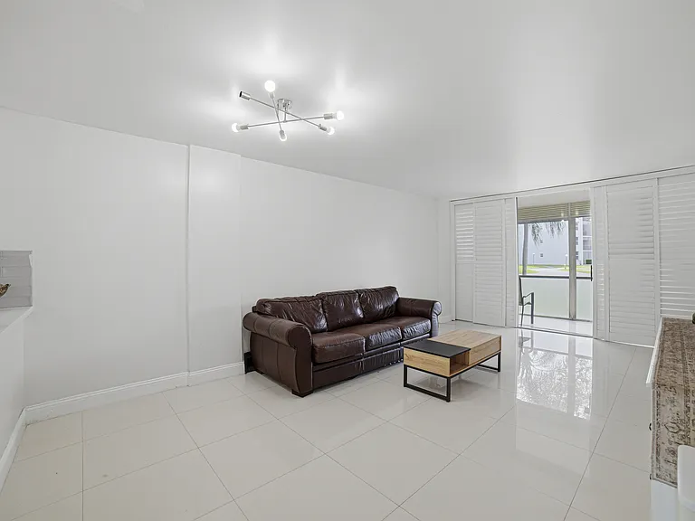 117 Royal Park Dr #1H — Photo 8