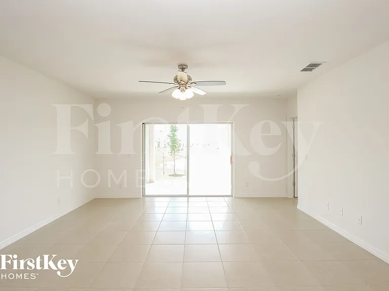 5086 Royal Point Ave — Photo 2