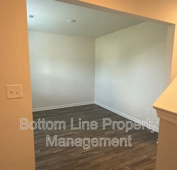 1035 Pepper Ln — Photo 3