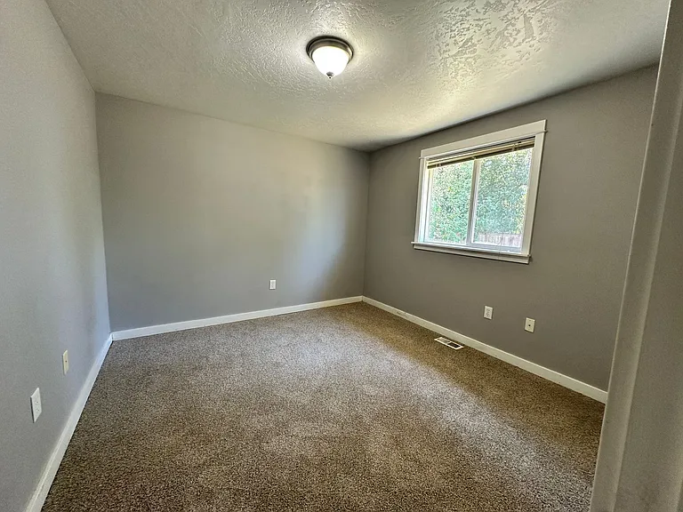 884 Trinity St NE — Photo 8