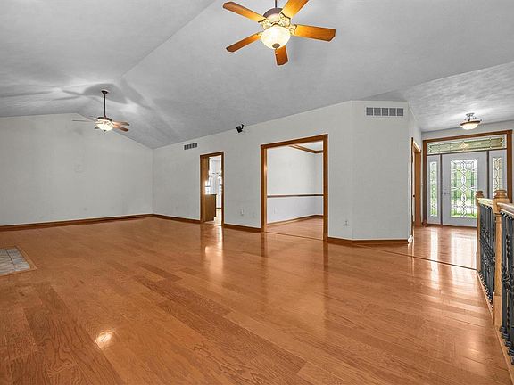 5th image of 304 Woods Manor Dr