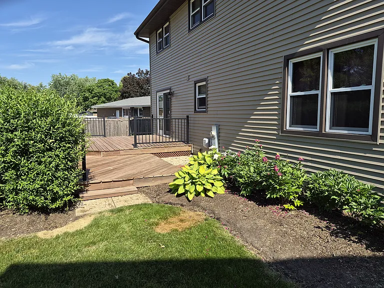984 Dearborn Cir — Photo 4