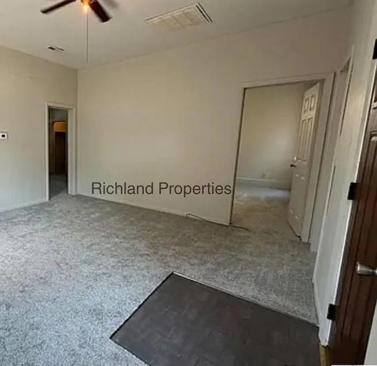 907 East Broadway — Photo 2