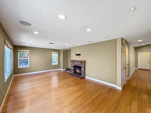 5th image of 1631 Carriage Cir