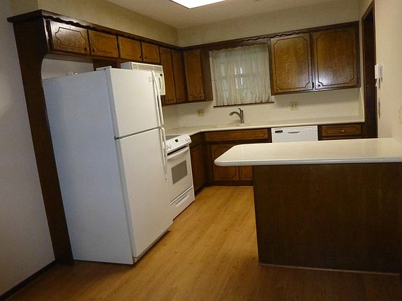 3rd image of 125 Oakside Dr