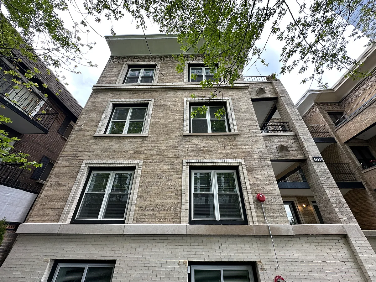 Building Photo - 4338 N Clarendon Ave #GN