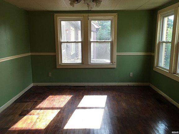 4th image of 900 E Main St
