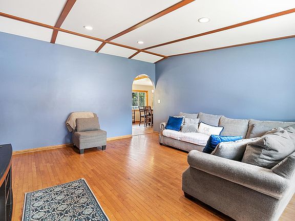 3rd image of 818 Oriole Dr