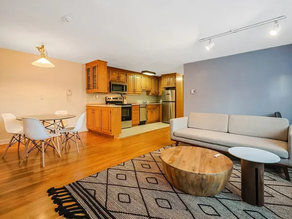 224 School St APT 11, Walpole, MA 02081