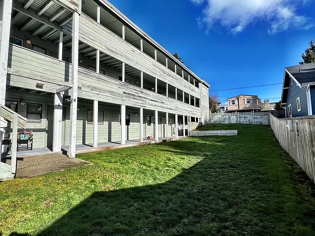 Pelican Hill Apts - 637 Pleasant Ave - 202 — Photo 1