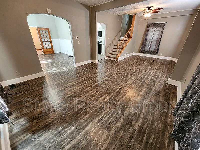 4 bed, 2.0 bath, $1,400 — Photo 2