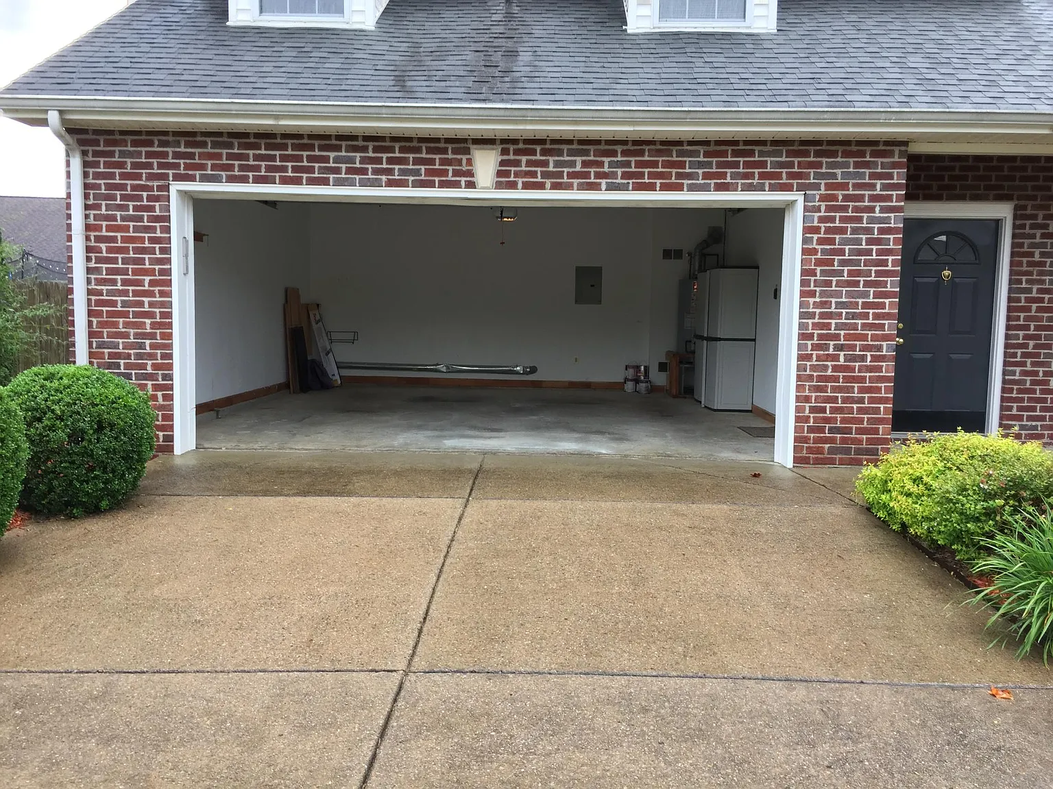 345 Roslyn Ct — Photo 3