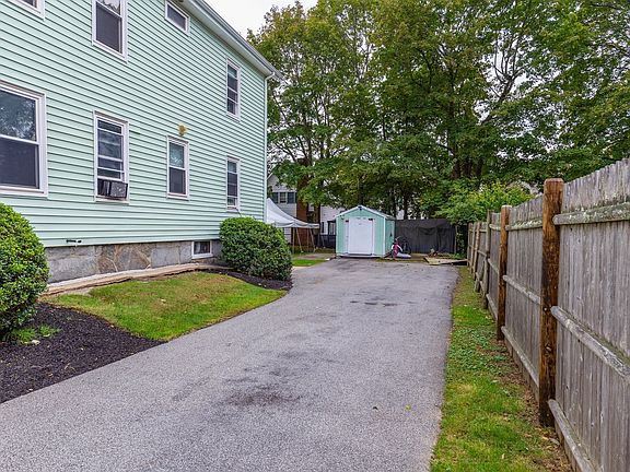 3rd image of 32 Carleton St