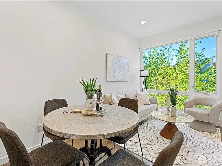 2310 W Newton St — Photo 15