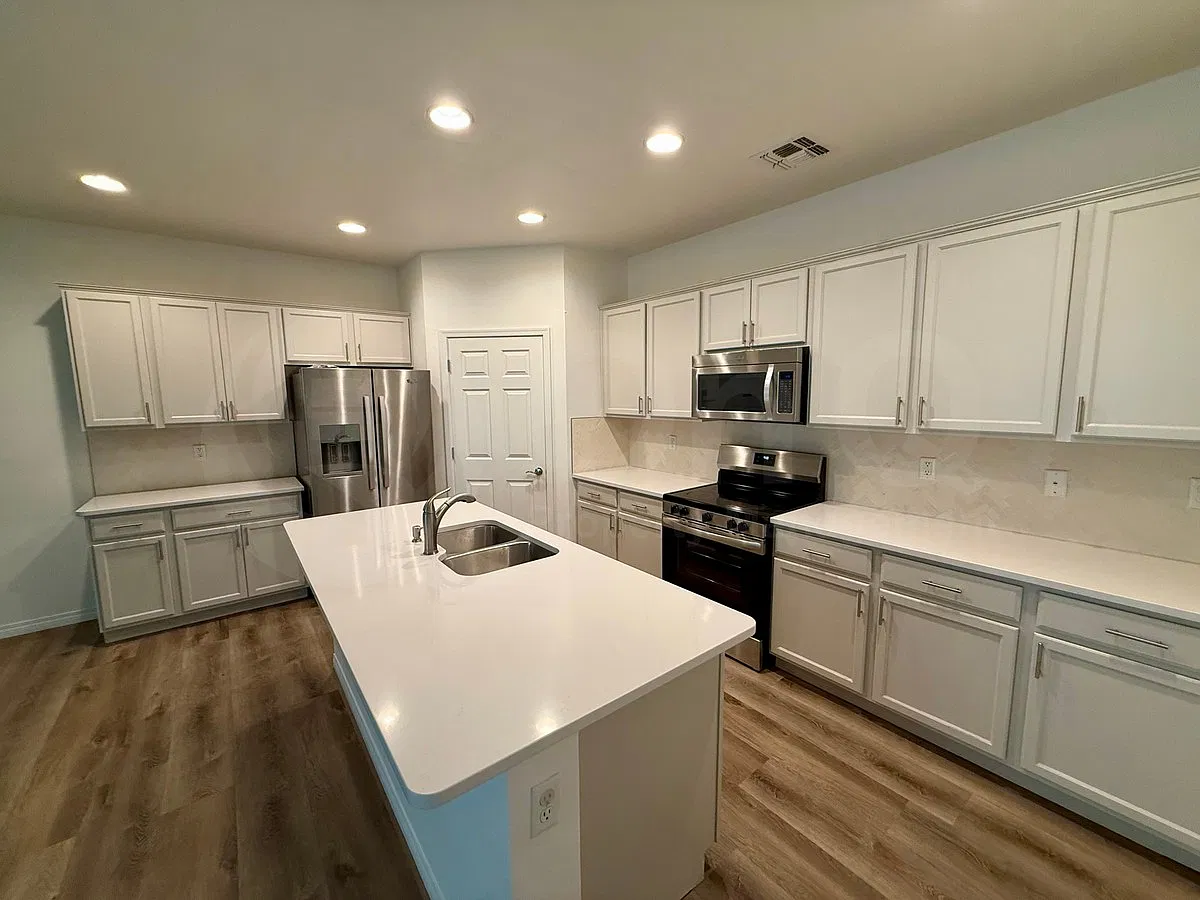 4 bed, 3.0 bath, 2447 sqft, $1,975 — Photo 3