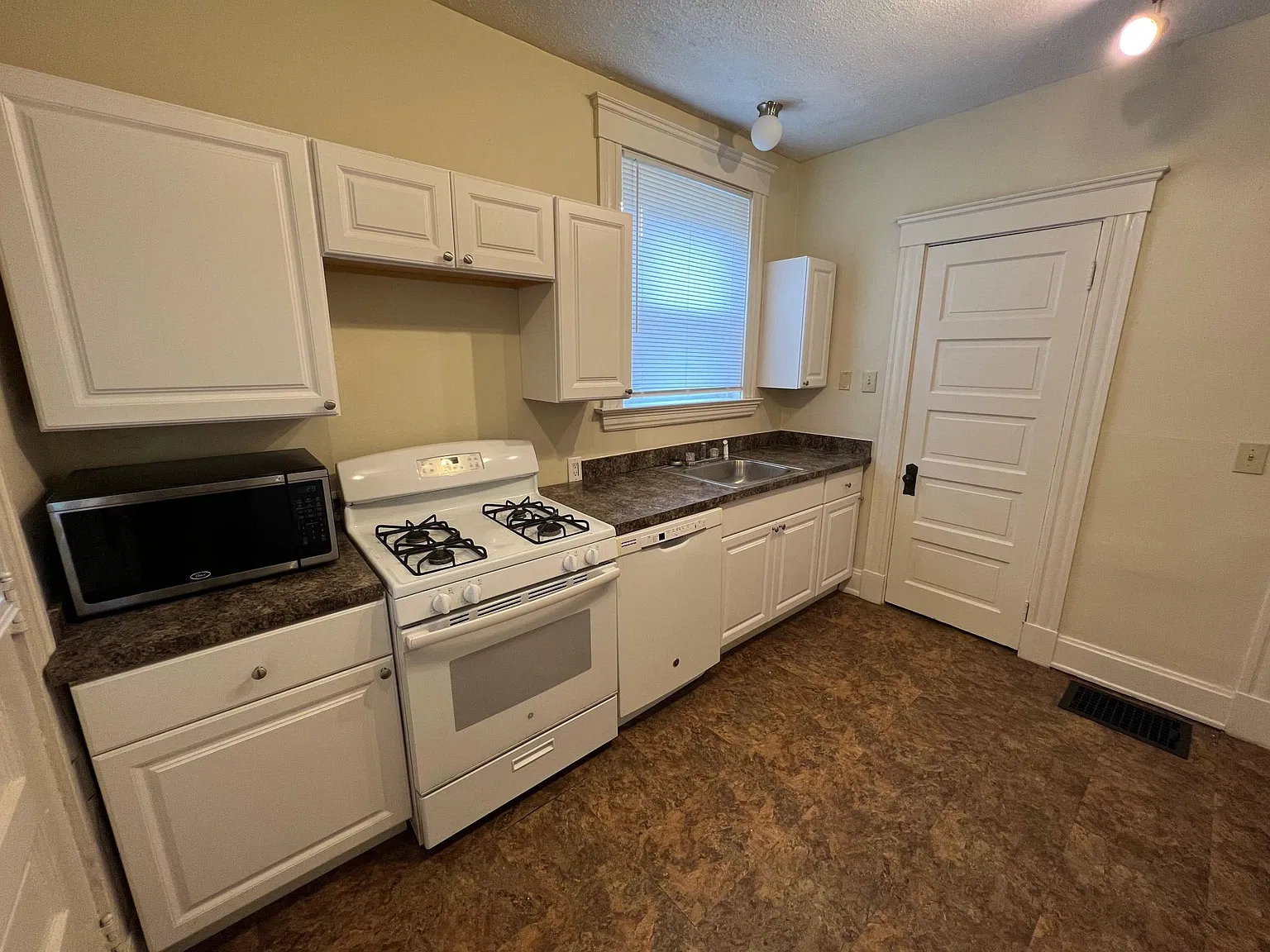 5 bed, $3,625 — Photo 2