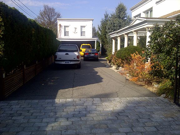 DRIVEWAY WITH GUESTHOUSE