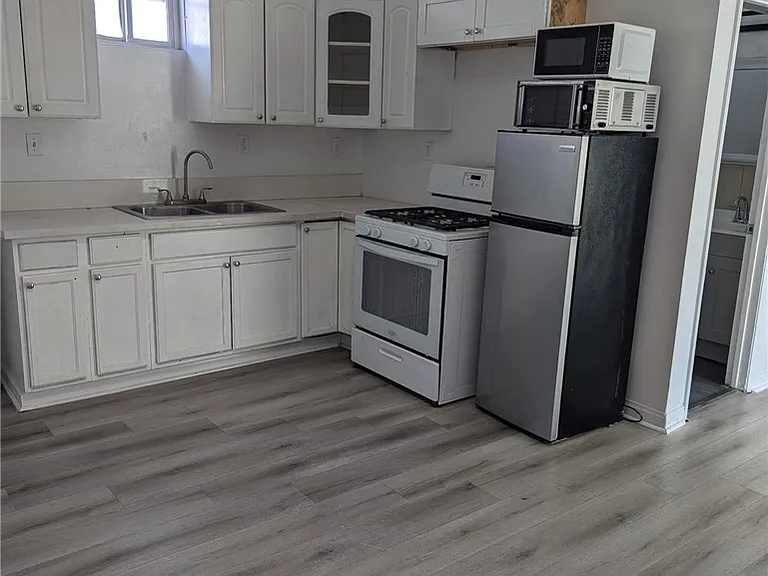 643 E Broadway — Photo 3