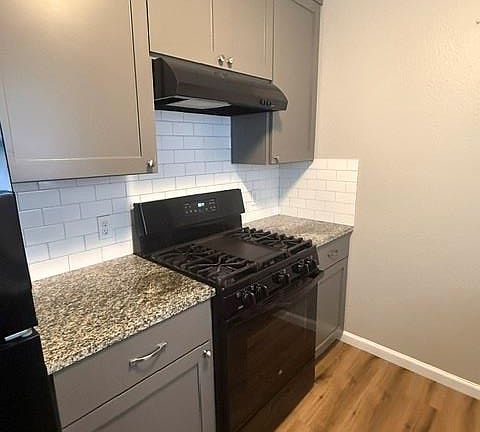 5th image of 703 San Saba St