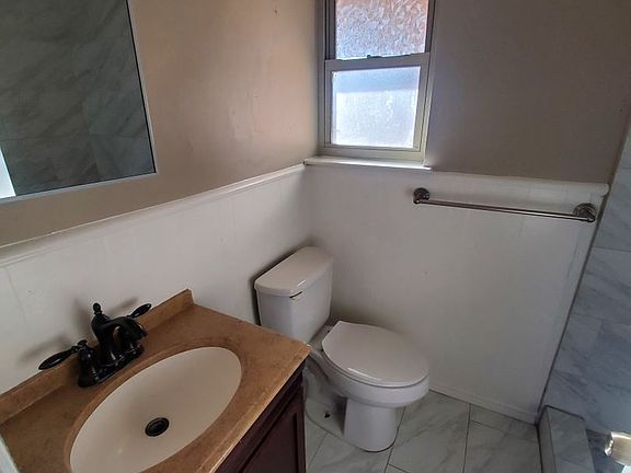 4th image of 2202 Royal Oaks Dr