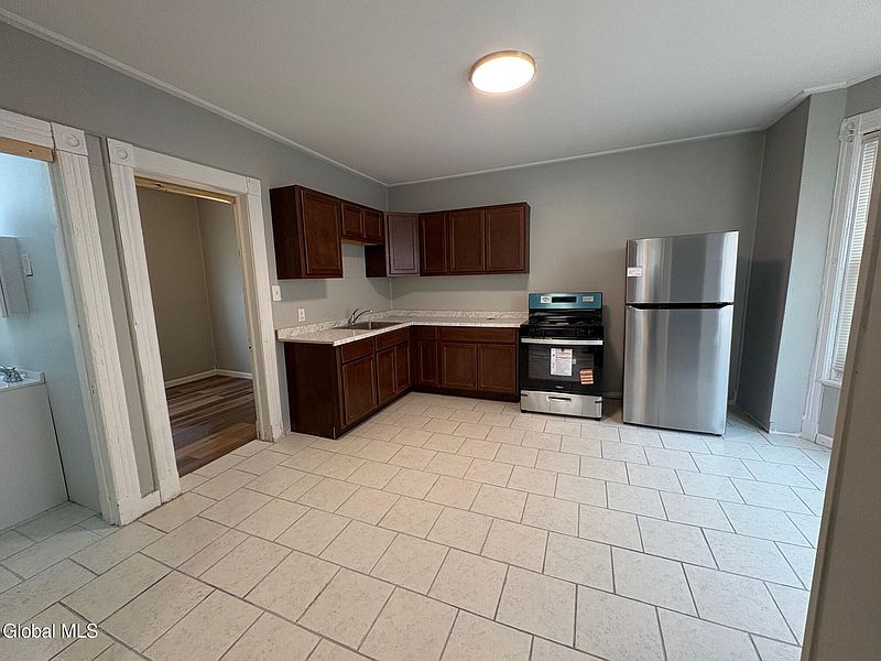3rd image of 1723 Broadway