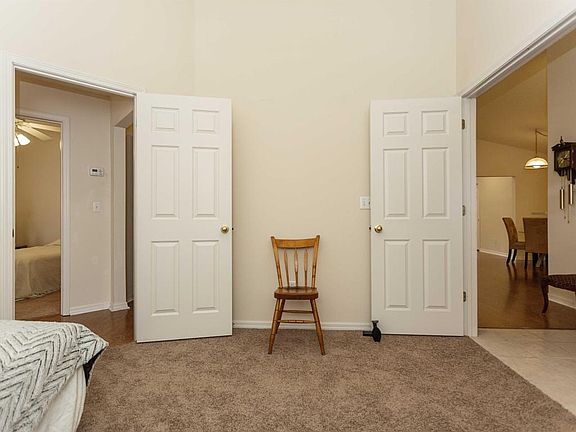 5th image of 14554 Camberwell Ln S