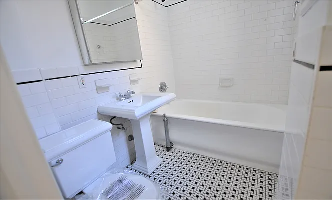 Rented by Manhattan Realty Group | media 14