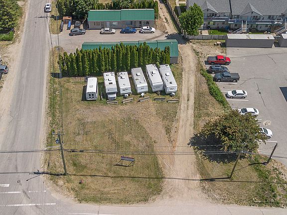 3rd image of 409 Shuswap Ave
