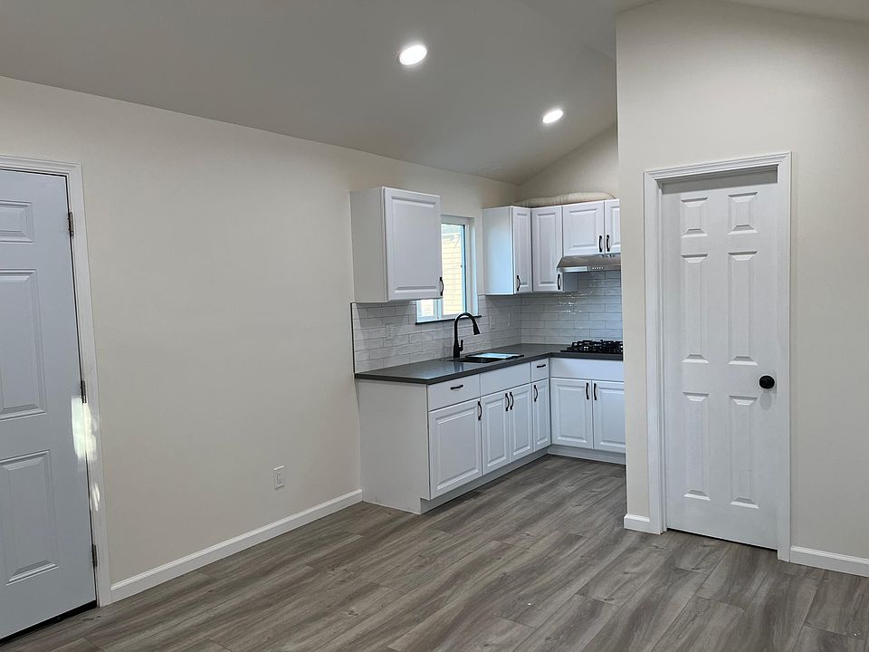 Recessed lighting through out the house. High vaulted ceiling.