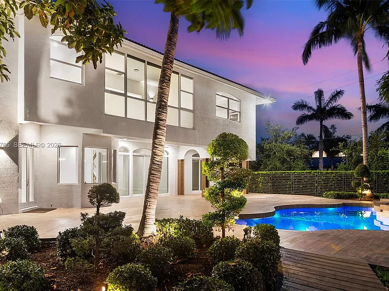 552 Palm Dr — Photo 4